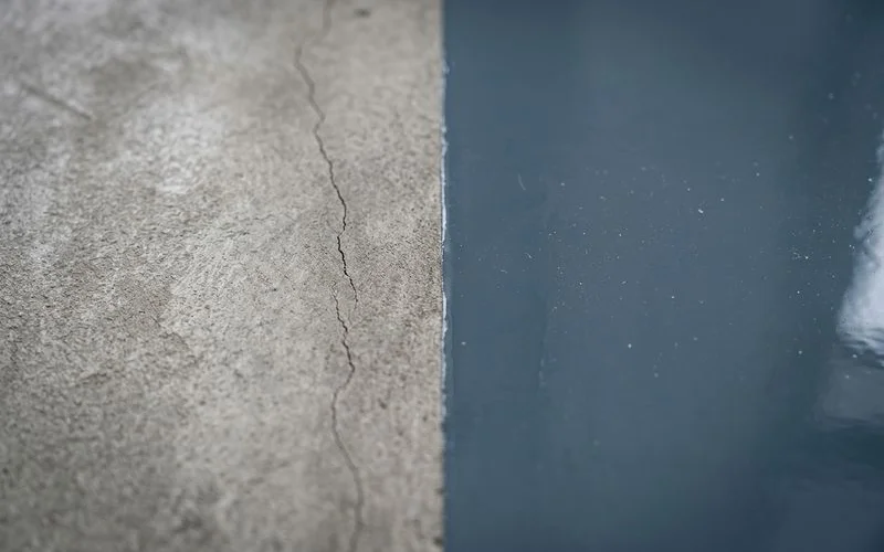 Comparaison microfissure béton ciré vs résine intacte